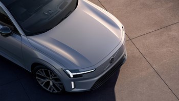 Profilo Laterale Dell’Auto Con Tetto Panoramico E Fari Thor’S Hammer Illuminati.