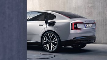 Auto In Ricarica Presso Una Stazione Fast Charge Da 350Kw, Con Un’Infografica Dei Tempi Di Ricarica.