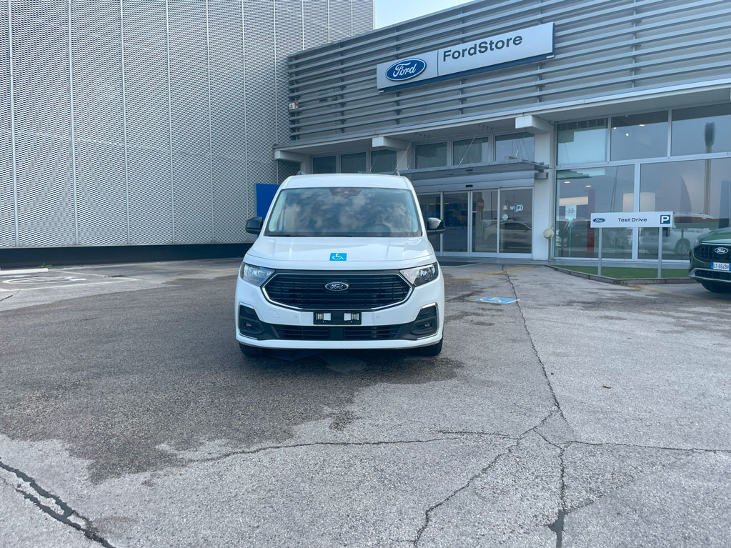 2 Gallery Ford Tourneo Connect Allestimento Disabili In Pronta Consegna Con Pedana