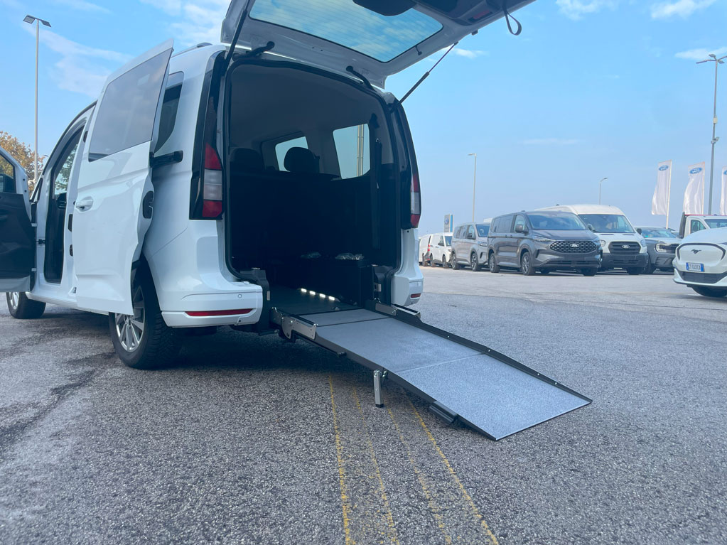 10 Gallery Ford Tourneo Connect Allestimento Disabili In Pronta Consegna Con Pedana