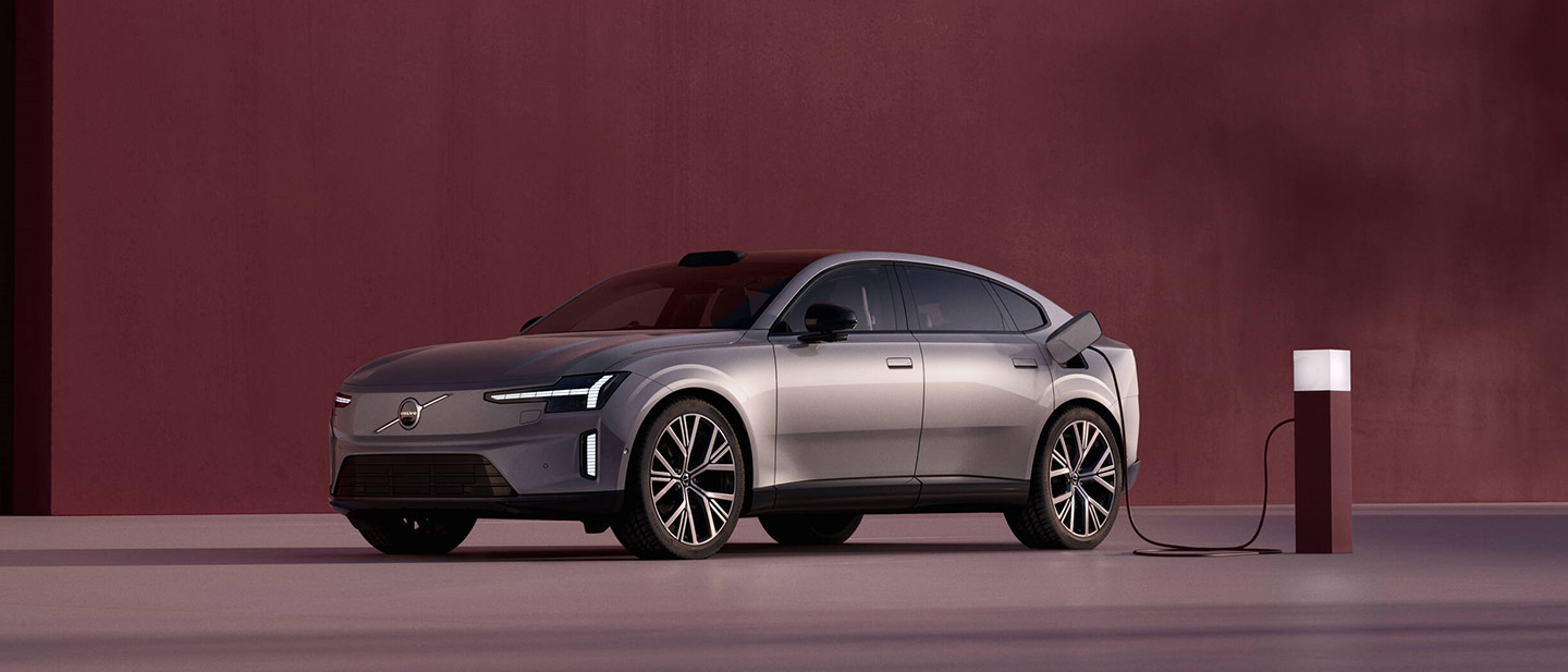 La Volvo ES90 In Primo Piano In Un Paesaggio Scandinavo, Con Luce Naturale Che Mette In Risalto Le Linee Scolpite E Il Te 1440X616px