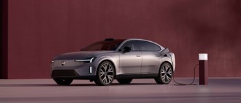 La Volvo ES90 In Primo Piano In Un Paesaggio Scandinavo, Con Luce Naturale Che Mette In Risalto Le Linee Scolpite E Il Te 1440X616px