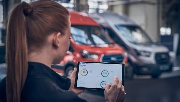 Customer Looking At Tablet 600X340